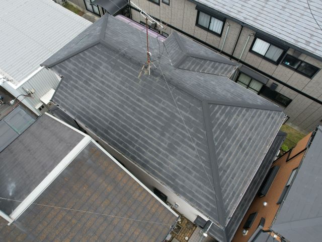 施工前の屋根は、屋根材がずれたり剥がれたりしている箇所がありました。