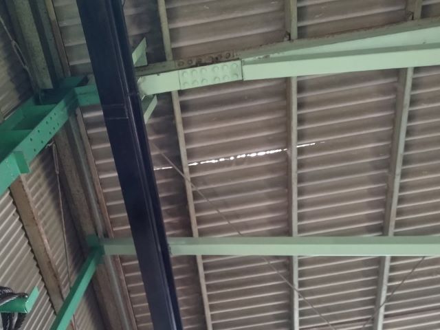1棟目の工場の天井です。縦に穴が開いているのが分かります。