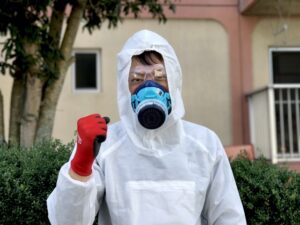 防護服の蜂駆除の人